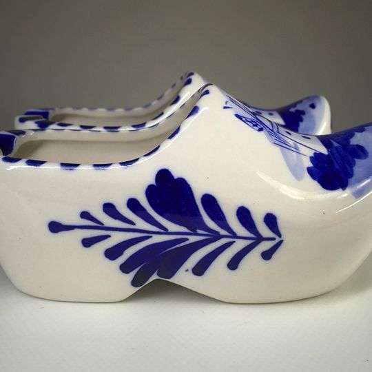 DELFTS ELWECO DELFTS BLAUW PORCELAIN PAIR LARGE CLOG ASHTRAYS