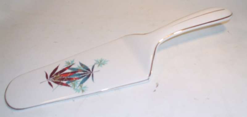 ROYAL TUDOR WARE CAKE / CONFECTIONARY PLATTER & CAKE SERVER 28,5 cm. / 11 1/4 ins, diam. ( 9 as new)
