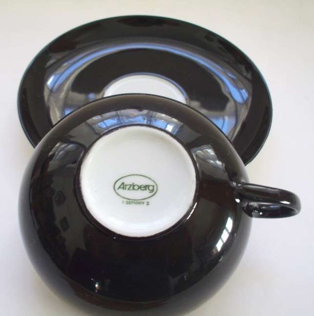 ARZBERG PORZELLAN MANUFACTUR A PAIR OF VINTAGE 1930.S BLACK TRANSLUCENT PORCELAIN COFFEE DUOS