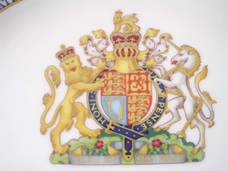 AYNSLEY cabinet / display , wall plate COMMEMORATION , 'SILVER JUBILEE of H M QUEEN ELIZABETH II ,