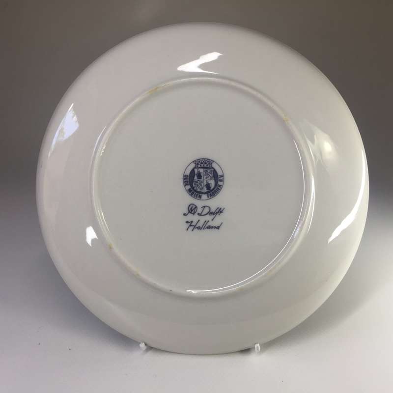 DELFT PORCELAIN CABINET DISPLAY / WALL PLATE  ' GATHERING FIREWOOD  '  DIMENSIONS , 16 cm. diameter