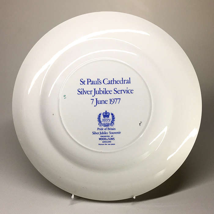 WOOD & SONS St. Paul's Cathedral ' Queen Elizabeth Silver Jubilee service1977  25 cm./ 10 ins. diam.