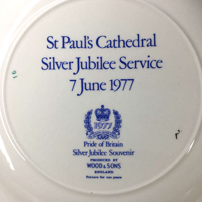 WOOD & SONS St. Paul's Cathedral ' Queen Elizabeth Silver Jubilee service1977  25 cm./ 10 ins. diam.