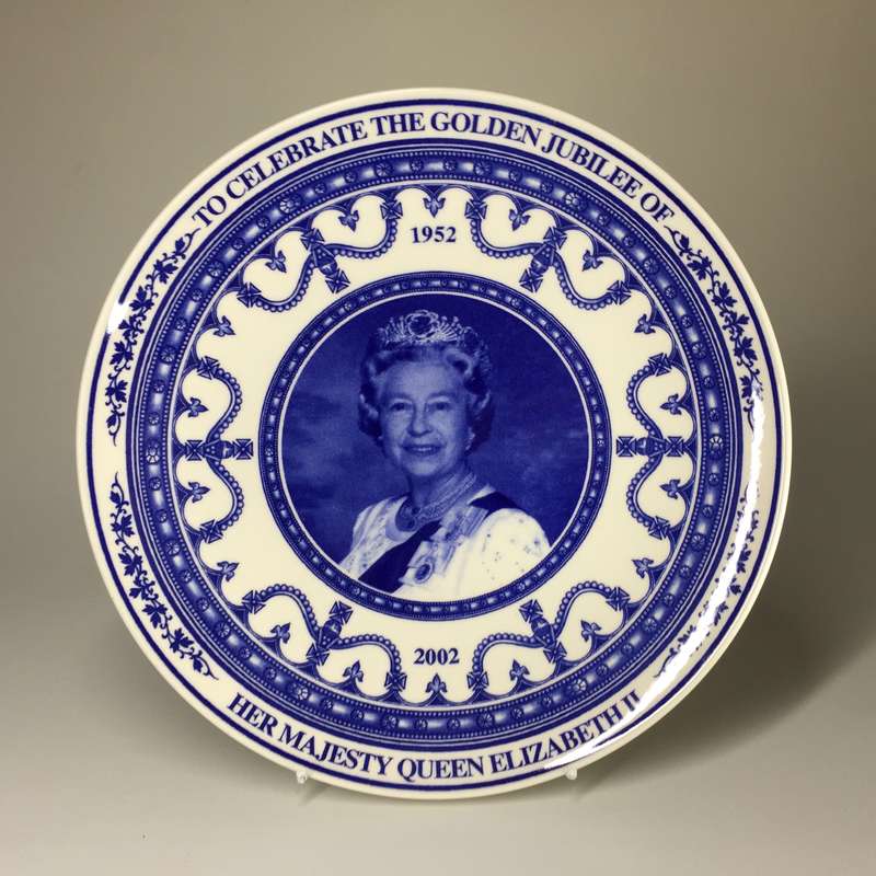 WEDGEWOOD / ETRURIA SOUVENIR PLATE TO CELEBRATE THE GOLDEN JUBILEE OF HER MAJESTY QUEEN ELIZABETH ll
