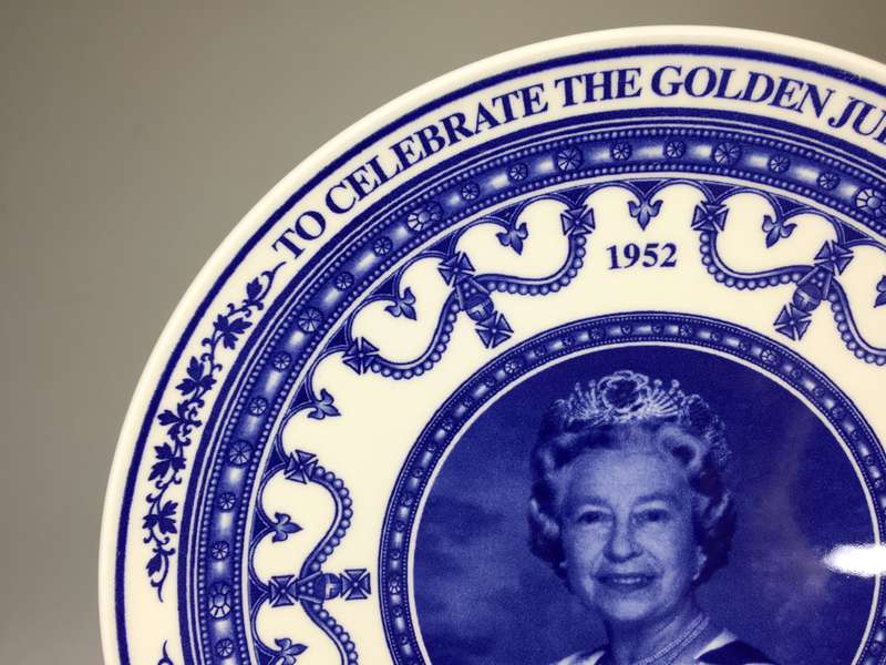 WEDGEWOOD / ETRURIA SOUVENIR PLATE TO CELEBRATE THE GOLDEN JUBILEE OF HER MAJESTY QUEEN ELIZABETH ll