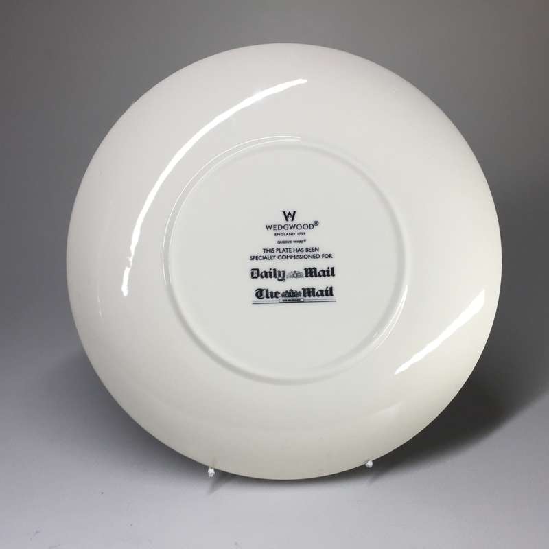 WEDGEWOOD / ETRURIA SOUVENIR PLATE TO CELEBRATE THE GOLDEN JUBILEE OF HER MAJESTY QUEEN ELIZABETH ll