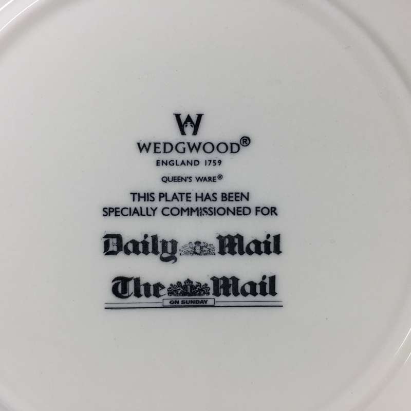 WEDGEWOOD / ETRURIA SOUVENIR PLATE TO CELEBRATE THE GOLDEN JUBILEE OF HER MAJESTY QUEEN ELIZABETH ll