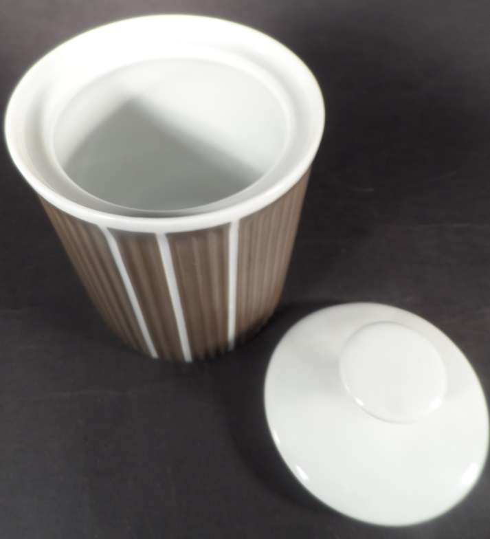 ARZBERG GERMANY  . CARAMEL BROWN & WHITE ,  LIDDED SUGAR BOWL