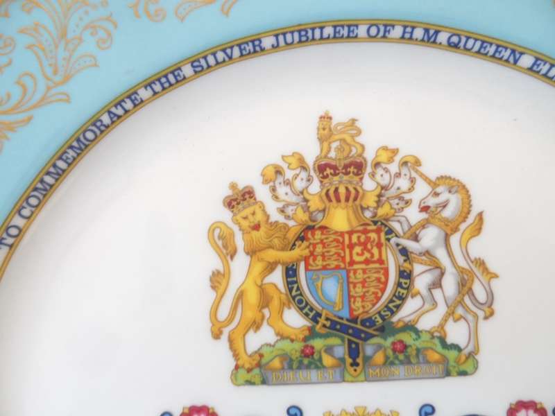 AYNSLEY cabinet / display , wall plate COMMEMORATION , 'SILVER JUBILEE of H M QUEEN ELIZABETH II ,