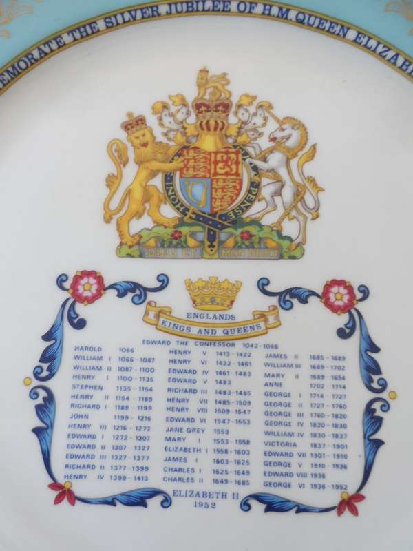 AYNSLEY cabinet / display , wall plate COMMEMORATION , 'SILVER JUBILEE of H M QUEEN ELIZABETH II ,