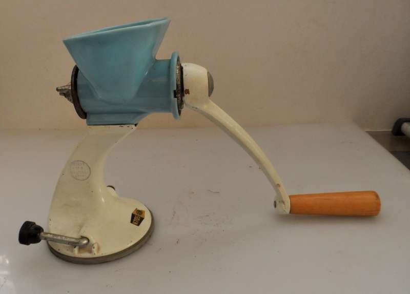 VINTAGE SPONG N705 TABLE TOP MEAT GRINDER ENAMELLED , DIE CAST METAL  retro kitchen appliance