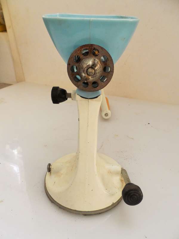VINTAGE SPONG N705 TABLE TOP MEAT GRINDER ENAMELLED , DIE CAST METAL  retro kitchen appliance