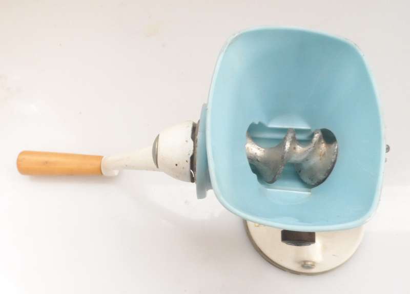 VINTAGE SPONG N705 TABLE TOP MEAT GRINDER ENAMELLED , DIE CAST METAL  retro kitchen appliance