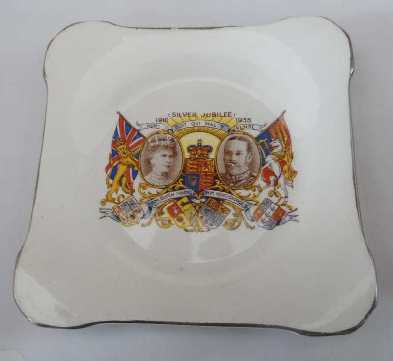 ROYAL WINTON SOUVENIR , DISPLAY DISH ' SILVER JUBILEE QUEEN MARY & KING GEORGE V 1910-1935 '
