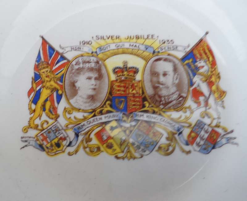 ROYAL WINTON SOUVENIR , DISPLAY DISH ' SILVER JUBILEE QUEEN MARY & KING GEORGE V 1910-1935 '
