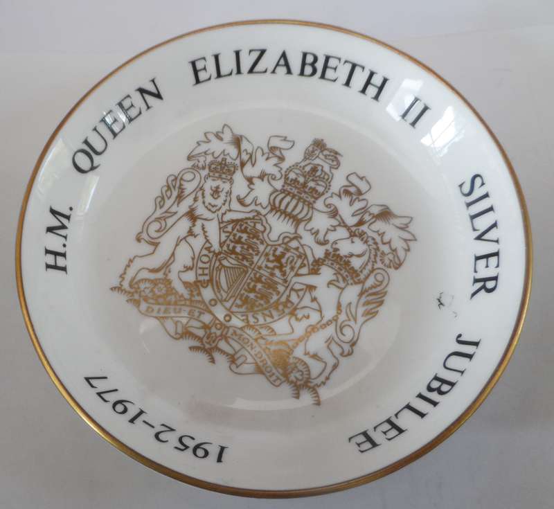 ROYAL WORCESTER SOUVENIR DISH , IN PRESENTATION BOX ,' H.M. QUEEN ELIZABETH II SILVER JUBILEE 1952 -