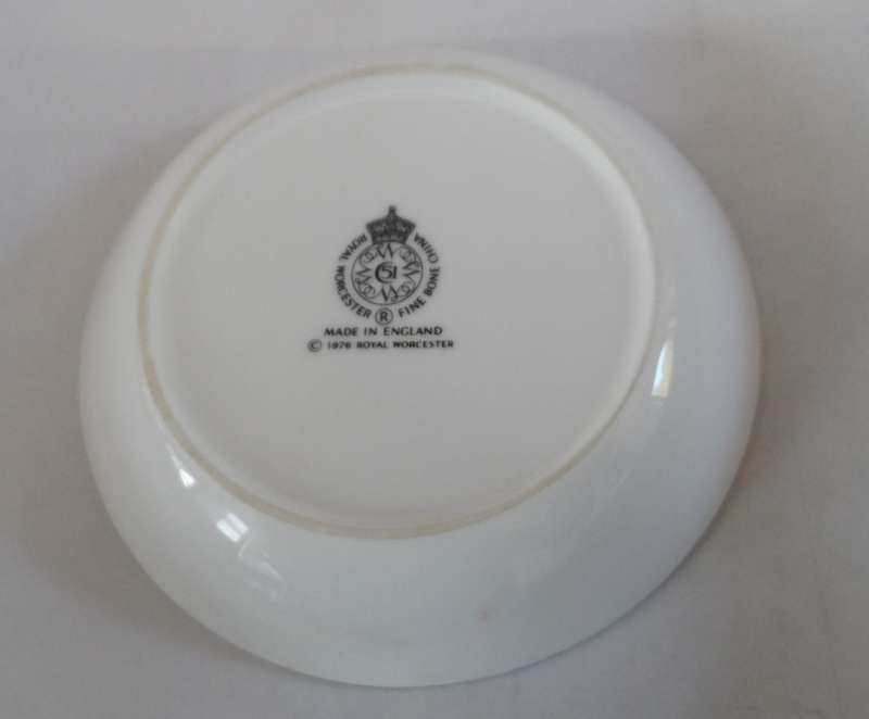 ROYAL WORCESTER SOUVENIR DISH , IN PRESENTATION BOX ,' H.M. QUEEN ELIZABETH II SILVER JUBILEE 1952 -