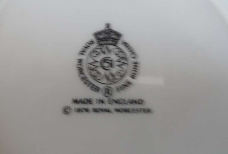 ROYAL WORCESTER SOUVENIR DISH , IN PRESENTATION BOX ,' H.M. QUEEN ELIZABETH II SILVER JUBILEE 1952 -