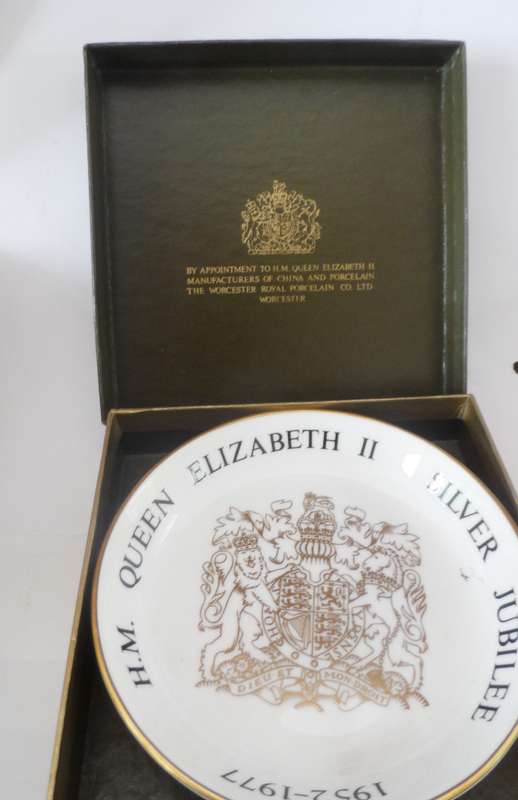 ROYAL WORCESTER SOUVENIR DISH , IN PRESENTATION BOX ,' H.M. QUEEN ELIZABETH II SILVER JUBILEE 1952 -