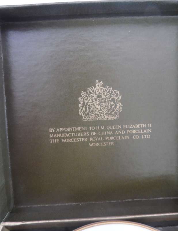 ROYAL WORCESTER SOUVENIR DISH , IN PRESENTATION BOX ,' H.M. QUEEN ELIZABETH II SILVER JUBILEE 1952 -