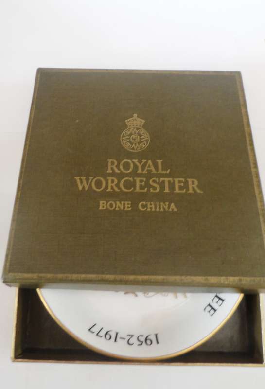 ROYAL WORCESTER SOUVENIR DISH , IN PRESENTATION BOX ,' H.M. QUEEN ELIZABETH II SILVER JUBILEE 1952 -