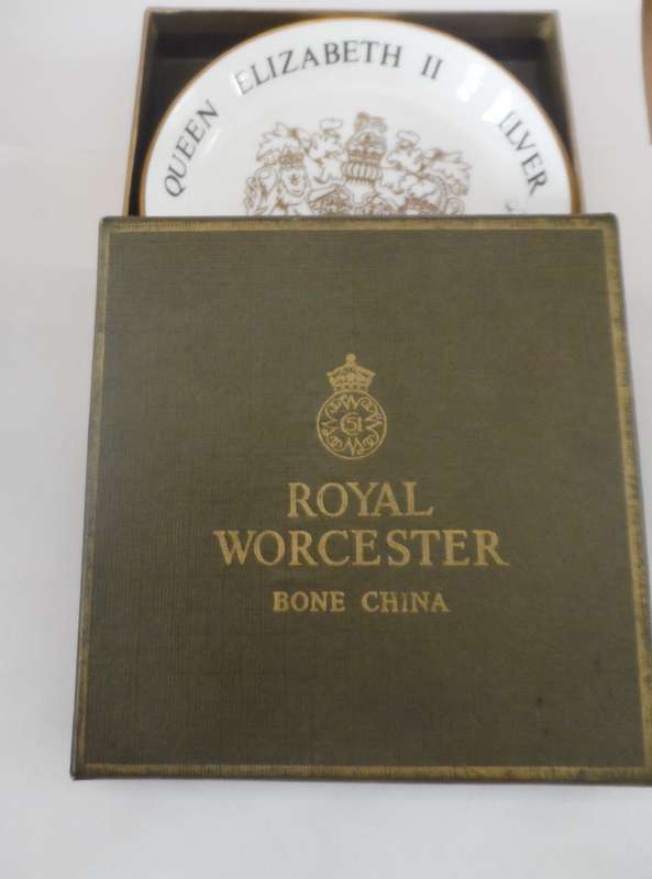 ROYAL WORCESTER SOUVENIR DISH , IN PRESENTATION BOX ,' H.M. QUEEN ELIZABETH II SILVER JUBILEE 1952 -