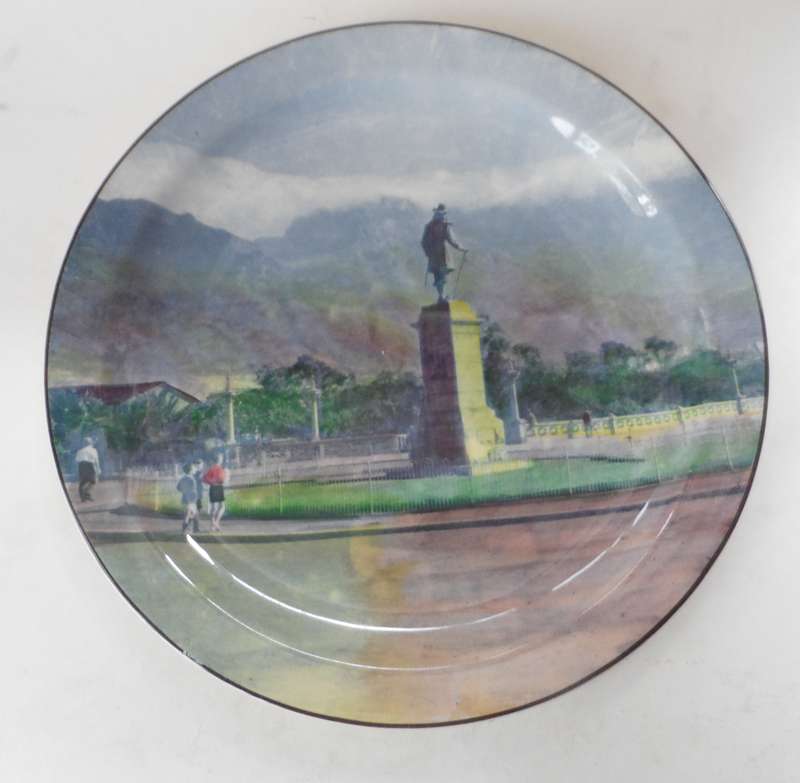 ROYAL DOULTON CABINET / DISPLAY PLATE  S.A. SERIES '   JAN VAN RIEBECK STATUE    '