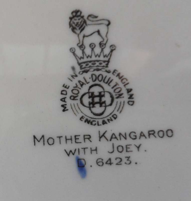 ROYAL DOULTON CABINET / DISPLAY PLATE ' MOTHER KANGAROO WITH JOEY  ' design No. D6426