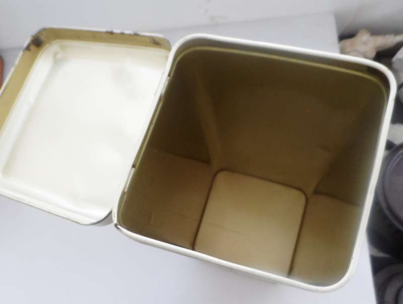 VINTAGE COLLECTIBLE BOKOMO, WEET-BIX ,  LIDDED STORAGE TIN