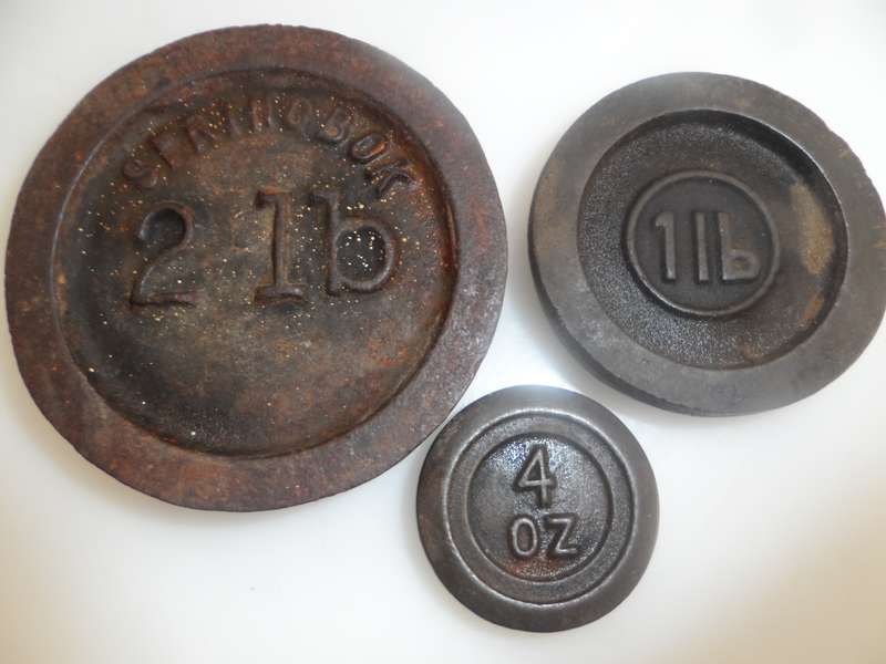 VINTAGE 1940,s  SOLID CAST IRON 'SPRINGBOK '  IMPERIAL SCALE WEIGHTS: 2lb., 1 lb. & 4 oz.  stackable