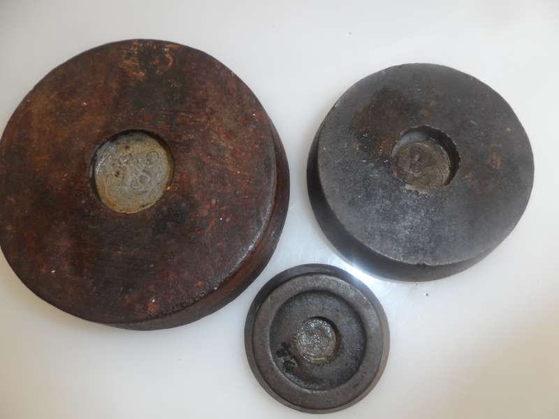 VINTAGE 1940,s  SOLID CAST IRON 'SPRINGBOK '  IMPERIAL SCALE WEIGHTS: 2lb., 1 lb. & 4 oz.  stackable