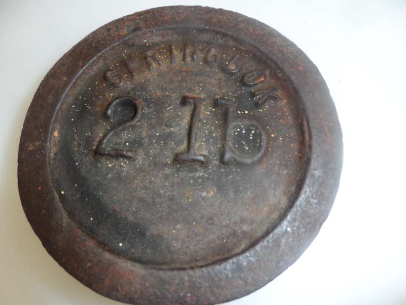 VINTAGE 1940,s  SOLID CAST IRON 'SPRINGBOK '  IMPERIAL SCALE WEIGHTS: 2lb., 1 lb. & 4 oz.  stackable
