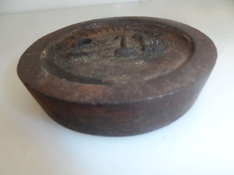 VINTAGE 1940,s  SOLID CAST IRON 'SPRINGBOK '  IMPERIAL SCALE WEIGHTS: 2lb., 1 lb. & 4 oz.  stackable