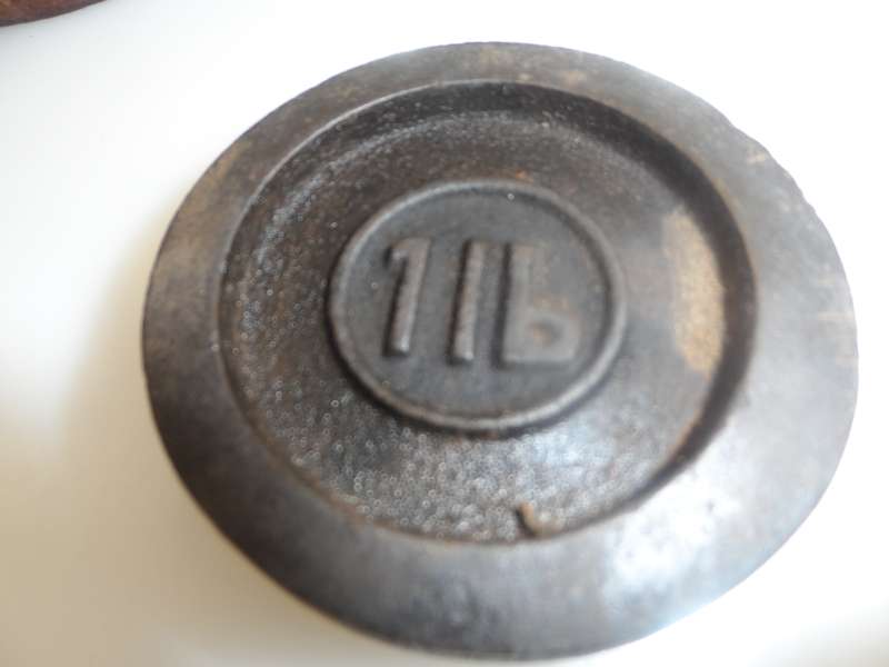 VINTAGE 1940,s  SOLID CAST IRON 'SPRINGBOK '  IMPERIAL SCALE WEIGHTS: 2lb., 1 lb. & 4 oz.  stackable