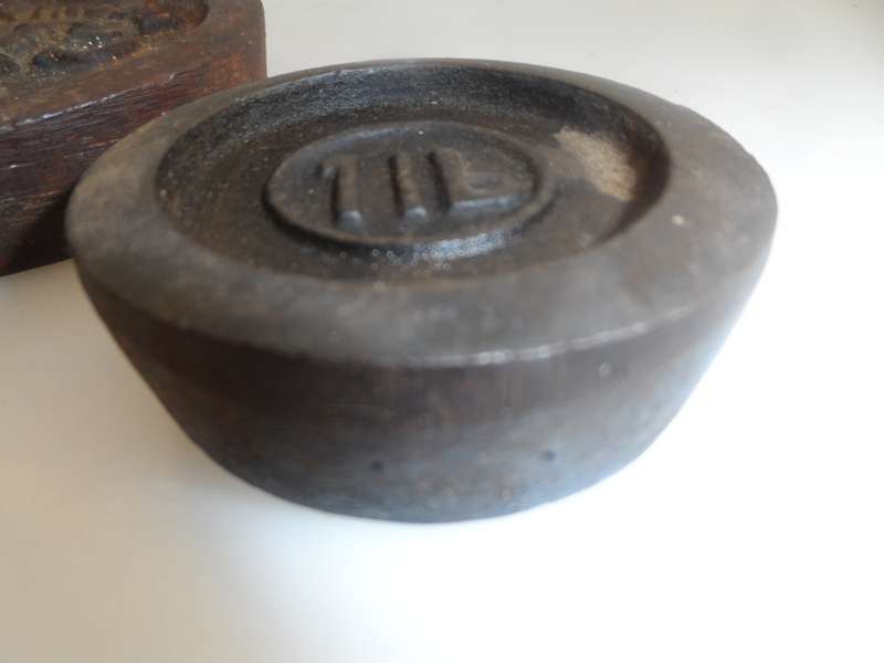 VINTAGE 1940,s  SOLID CAST IRON 'SPRINGBOK '  IMPERIAL SCALE WEIGHTS: 2lb., 1 lb. & 4 oz.  stackable