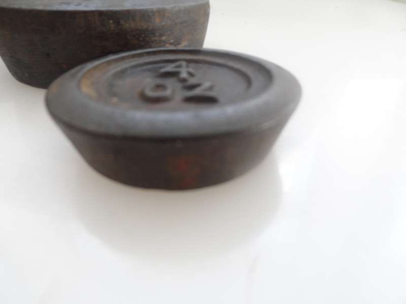 VINTAGE 1940,s  SOLID CAST IRON 'SPRINGBOK '  IMPERIAL SCALE WEIGHTS: 2lb., 1 lb. & 4 oz.  stackable