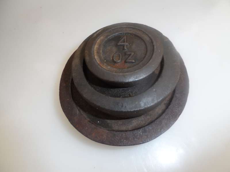 VINTAGE 1940,s  SOLID CAST IRON 'SPRINGBOK '  IMPERIAL SCALE WEIGHTS: 2lb., 1 lb. & 4 oz.  stackable