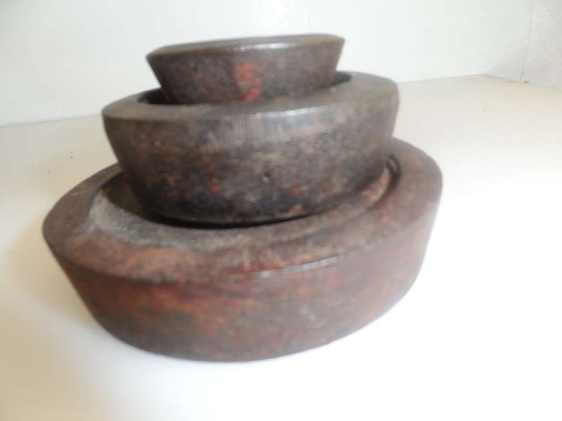 VINTAGE 1940,s  SOLID CAST IRON 'SPRINGBOK '  IMPERIAL SCALE WEIGHTS: 2lb., 1 lb. & 4 oz.  stackable
