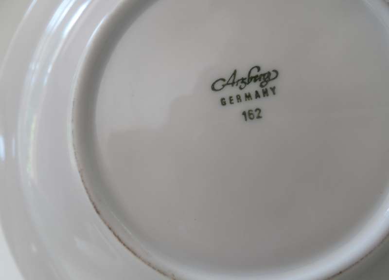 ARZBERG  GERMANY  replacement saucers    design No. 152  ( 6 available )