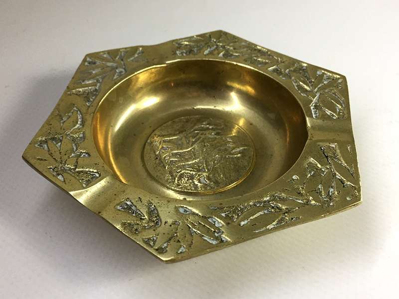 SOLID VINTAGE 1940,s  BRASS, HEXAGONAL ASH TRAY  " RUNNING HORSES ' MOTIF    10 cm / 4 ins hexagonal