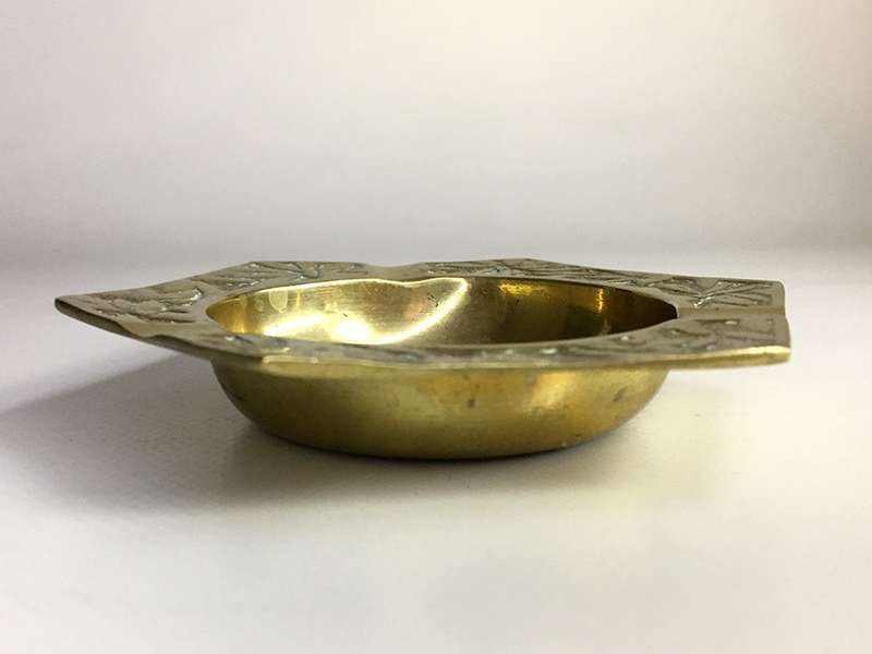 SOLID VINTAGE 1940,s  BRASS, HEXAGONAL ASH TRAY  " RUNNING HORSES ' MOTIF    10 cm / 4 ins hexagonal
