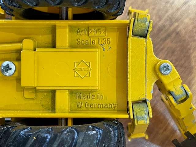 Conrad - Massey Ferguson MF 60HX 475 Backhoe Loader 1:35 Scale model
