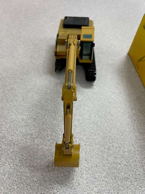 NZG Caterpillar 325L Excavator 1:50 scale model