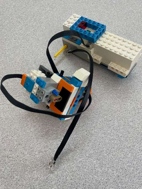 100's of original LEGO pieces - 2 Kilograms worth (LOT 4), Some "electrical" components