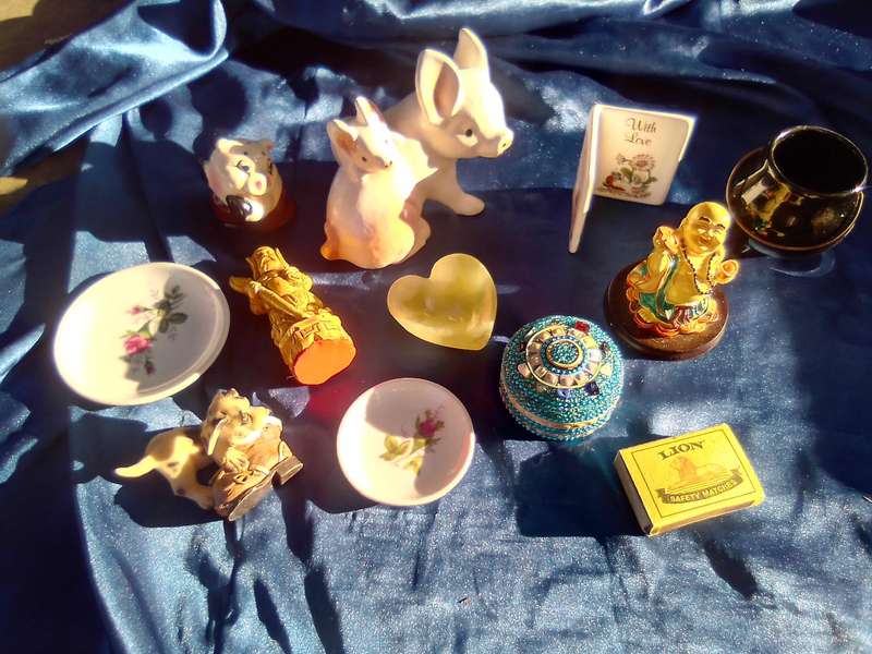 Joblot of medium-sized ornaments.