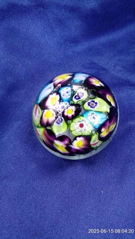 Small Murano paperweight.  Condition:  Excellent.