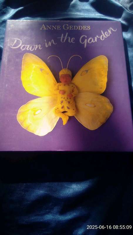 "Down in the Garden"  Añne Geddes.  Hard cover.