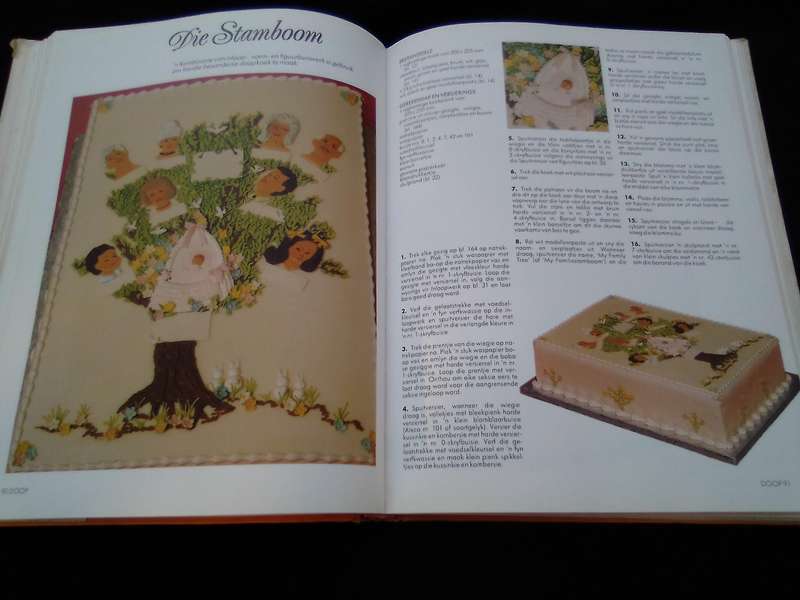 "Die Suid-Afrikaanse Boek van Koek Versiering en Suikerkuns"  Hard cover.