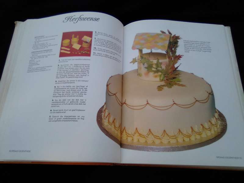 "Die Suid-Afrikaanse Boek van Koek Versiering en Suikerkuns"  Hard cover.