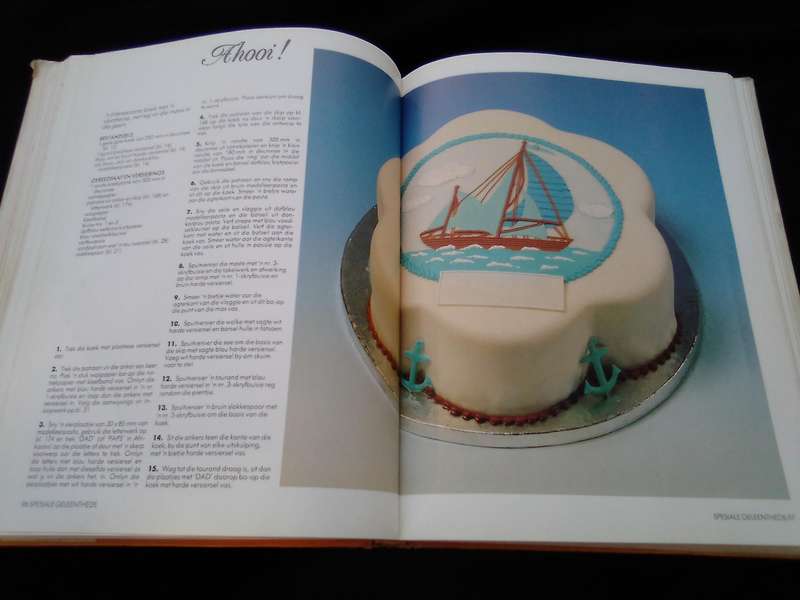 "Die Suid-Afrikaanse Boek van Koek Versiering en Suikerkuns"  Hard cover.